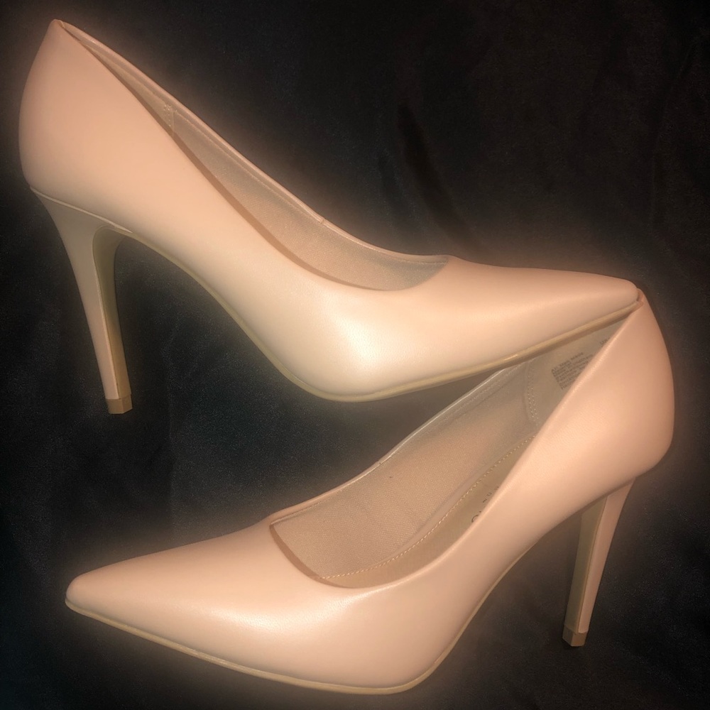 NWT Christian Siriano Nude Pumps